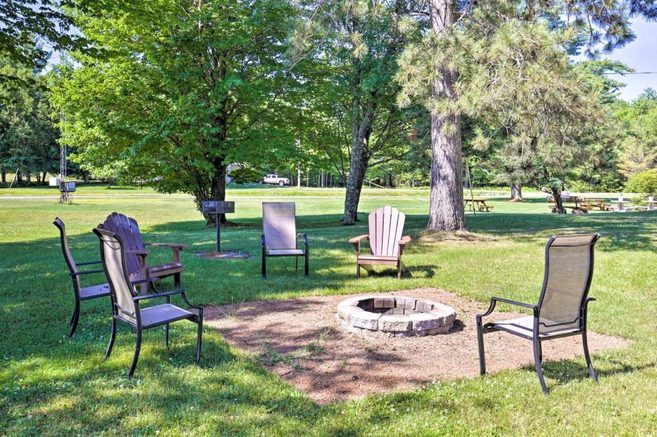 Simple Cranberry And Wine Farm Home With Fire Pit! Игл-Ривер Экстерьер фото